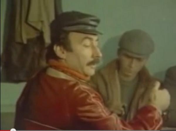 iek Abbas / lyas Salman  <p>akir'e ay yok?</p>  Ne demek akir?  <p>Adn m deitirdin?</p>  Sen bana nasl akir dersin lan kelek?  <p>Ne diyem mesela Mahmut mu diyem?</p>  akir abi, day, aa diyeceksin!  <p>O gnler bitti akirr</p>