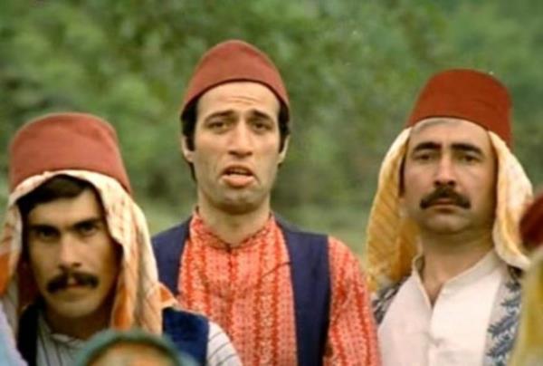 Tosun Paa / Kemal Sunal   <p>Ltf ben dndm de.</p>  -(Tasla kafaya vurularak) Aptal sen dnemezsin.