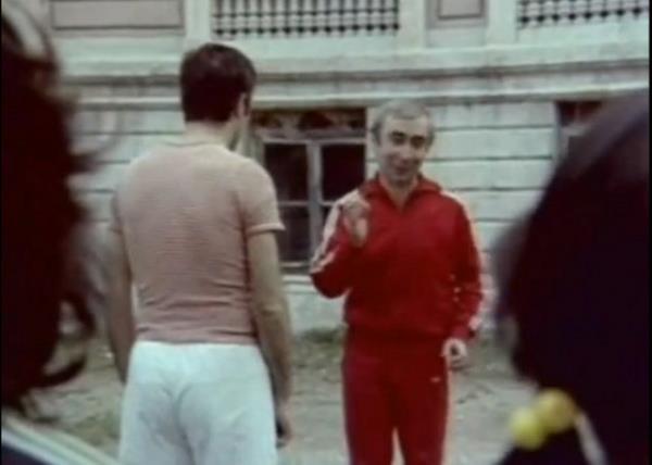 Hababam Snf Tatilde / ener en-Kemal Sunal   <p>Byn dnyay saran, Uzakdou'dan kan ve felsefesi olan bu sporun ad nedir?</p>  aban:Kolera   <p>Body Ekrem:Bu aptallar bilemedi siz cevap verebilir misiniz?</p>  Kzlar: Hayr hocam  <p>Body Ekrem: Zarar yok cevab ileride verebilirsiniz.</p>