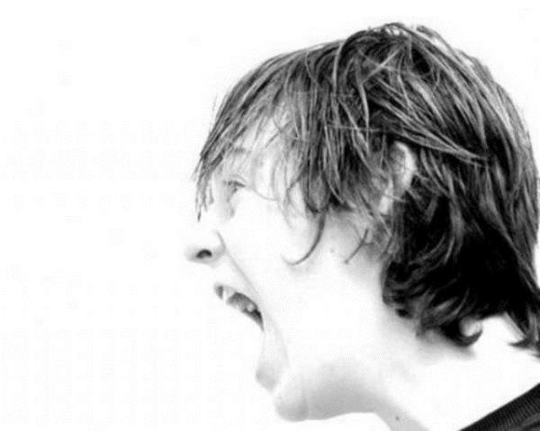 <p><b>Az olan konuuyor</b></p>  Bir reklam sloganyd. zellikle siyaset tartmalarnn, kahvehane, berber sohbetlerinin deiilmez sz bei oldu. Konumay tekeline almak isteyen, kimseleri beenmeyenlerce benimsendi.