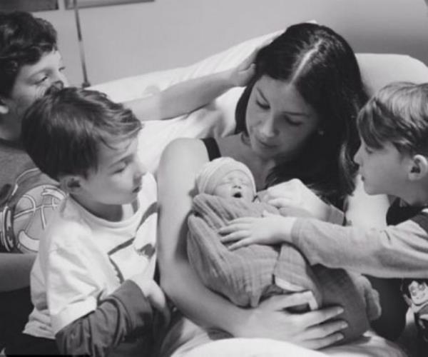 Zion erkek kardeleriyle tanyor.