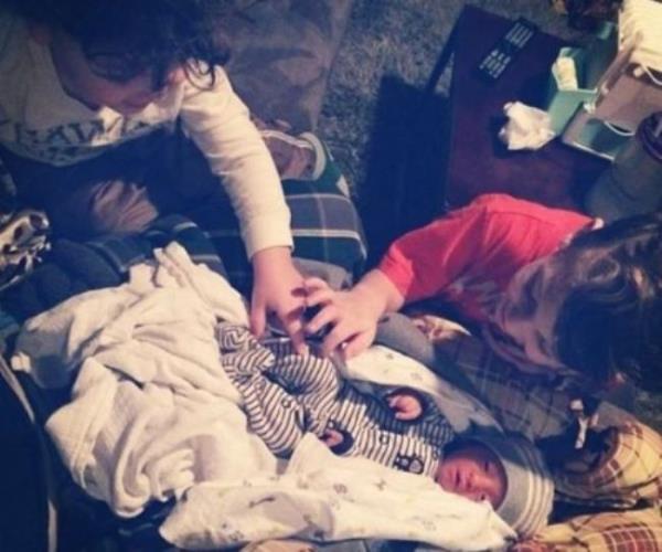 Bebek Zion'un annesi ve babas, Robbyn ve Joshua, oullarnn hastaln ve bu hayatta ok uzun sre kalamayacan biliyorlard. Onlar da minik bebeklerinin bu ksa yaamnn her ann kaydetmeye karar verdiler.   Joshua ve Robbyn oullarnn ksa hayatn bir mucize olarak nitelediler ve bebekleriyle geirdikleri bu 10 gnn her ann lmszletirdiler.