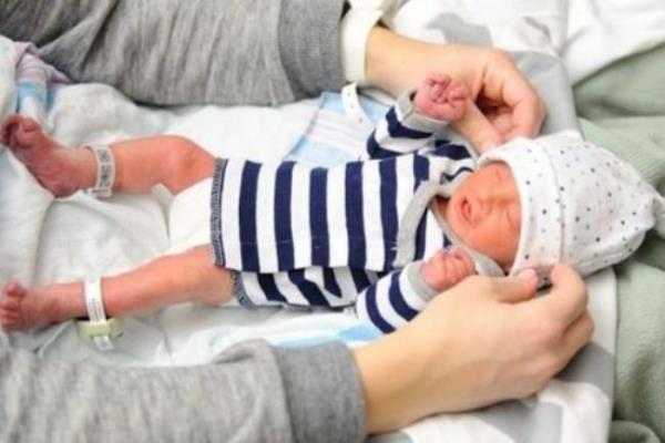 <p>Mesela, Zion'un 1. ya gn hi olmad, Joshua ve Robbyn bunu biliyorlard ve onlar da oullarnn 1. haftasn kutlamaya karar verdiler. </p>  Bebek Zion'un fotoraflarn instagram araclyla paylalan fotoraflar ve oullar iin hazrladklar video ksa srede dnyann her yerine yayld.