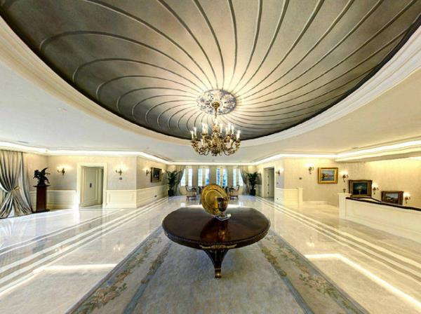 Odada plazma televizyon yer alyor. Cumhurbakan Gl'e giden konuklar ise mavi demeli geni bir odada bekliyor.