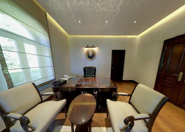 Makamn giriindeki holde tablolar, antika masalar dikkat ekiyor. Makama girite yer alan bekleme salonunda gri ve kahve demeler, kristal avizeler bulunuyor.