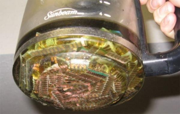 nk yksek frekans gerektiren bilgisayar anakartlar ve cep telefonu devrelerinde dnyann en hzl iletkenleri olan altn, gm, paladyum, silisyum, platin ve nikel gibi ok deerli madenler kullanlyor.