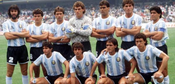 1986 ve 1990 Dnya Kupas'nda, Arjantin Milli Takm futbolcularnn tavuk yemesi 'uursuzluk getiriyor' gerekesiyle yasakland.