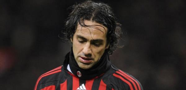 Alessandro Nesta saatlerce playstation oynad iin sol elinin baparman sakatlad. Nesta ameliyat oldu ve drt hafta sahalardan uzak kald.