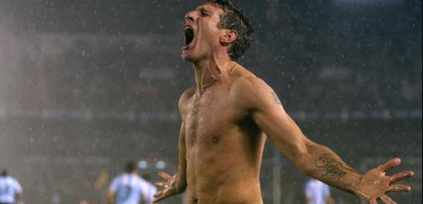 Kolombiya manda kazanlan 3 penaltdan da yararlanamayan Arjantinli Martin Palermo, uluslararas bir mata 'En ok penalt karan futbolcu' oldu