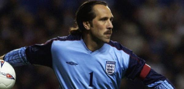 2004 ylnda yeil sahalara veda eden Arsenal'in efsanevi kalecisi Seaman, evinde televizyon seyrettii esnada uzaktan kumandaya uzanmak isterken ayan krmt.