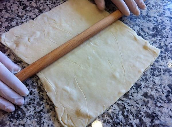 <p><b>Annelerin Elinde Samuray Kllarndan Daha Etkili 'Oklava'</b></p>    Yine annelerin en nemli saldr gerelerinden biri. Oklava bir annenin elinde n klcna, katanaya dnebilir. Nice anne ocuklarn ve kocalarn oklava ile eitmilerdir. Oklavay silah olarak kullanmaya balam bir anne evin mutlak hakimi olmutur artk.