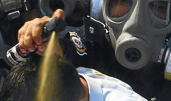 <p><b>Gerek Bir Caydrc: 'Biber Gaz'</b></p>    Bu zaten silah gibi bir ey zaten. Dnya artk tehlikeli bir yer ve kadnlar da kendilerini buna gre gelitirdiler. Artk bo dolamyorlar. Gelebilecek her trl saldrya kar ellerinde biber gazlar hazr.