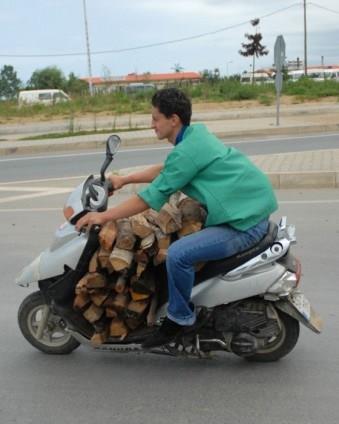 Motosikletiyle odun tayan bir gen objektiflere byle yansd