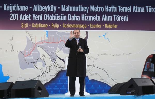 stanbul'da temel atma trenine katlan Babakan Recep Tayyip Erdoan, al sonras hizmete geen otobslerden birini kulland.