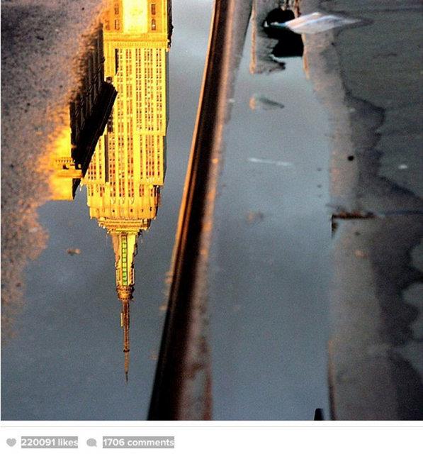 Empire State Binas, sokaktaki su birikintisinden yansmasyla..