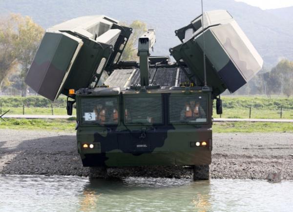 Su zerinde srtndaki ykle ilerleyebilme yetenei nedeniyle "Samur" olarak adlandrlan seyyar yzc hcum kpr arac, hem karada hem de suda ilerleyebiliyor. Tm tasarm, yazlm Trk mhendislerce yaplan ara, zrhl aralarn geemeyecei derinlik ve yzemeyecei akntya sahip bir nehirle karlaldnda hz kesmeden suya giriyor.