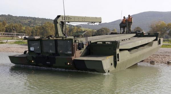 Harekat srasndaki ihtiyaca gre seyyar bir kprye dnebilen Samur, istendiinde bir feribot gibi alyor. Yaklak 13 metre uzunluunda, 36 ton arlndaki bu ara, karadaki bir tank zerine ok ksa srede alarak kar kyya geirebilmesinin yan sra, birbiriyle kenetlenerek metrelerce uzunlukta kpr oluturabiliyor. Bylece su engeliyle karlaan ordu, hi vakit kaybetmeden ilerlemesini srdryor.