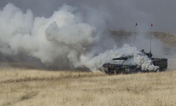 Bir otomobilin 50 kat arlnda ve 10 kat daha fazla motor gcne sahip bu aralara, sz konusu hareketleri yaptrmann youn bir eitim ve stn baary gerektirdii vurgulanyor.