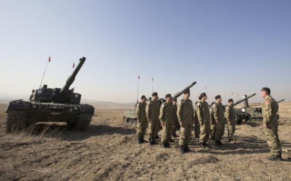 Blk komutannn "in" komutunun ardndan tanklarndan inen mrettebat, zorlu gsterilerini "tankmz gururumuz, beremiz onurumuz" szleriyle bitiriyor.