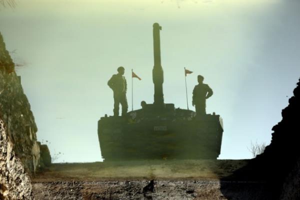 Parkurdaki ok sayda zorlu engeli aan tanklar gsterilerinin son blmnde izleyenleri selamlyor.