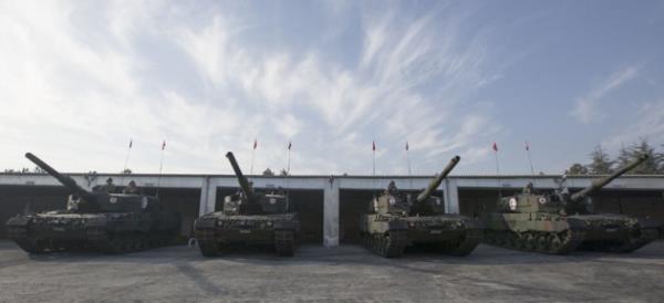 Bu anlayla her trl zorlukla mcadele edebileceklerini syleyen Kl, "Oluan ekip ruhu ile tankmzn imkan ve kabiliyetlerini bir araya getirerek lkemize gz dikecek olan dmann namert kolunu krmaya azimliyiz.