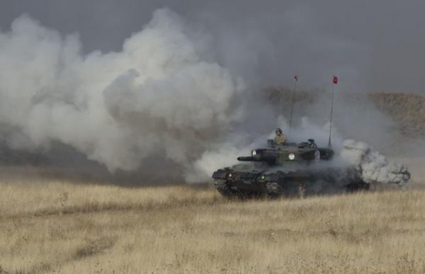 <p><b>TSK'nn "dans eden" tanklar</b></p>  Tankln sevdirilmesi ve muharebe sahasnn valyesi olarak nitelendiren tanklarn, yeteneklerinin sergilenmesi iin Zrhl Birlikler Okulu ve Eitim Tmen Komutanl bnyesinde bulunan Gsteri ve Tatbikat Taburuna bal tanklar, gsterileri kapsamnda derin sulara giriyor, dik yamalar geiyor, "geilmez" denilen engelleri ayor.