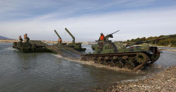 Askeri Kprclk retmeni stemen Tolga Hanolu, AA muhabirine yapt aklamada, Samur'un baka ordulardaki kpr tesisatlaryla karlatrldnda en gelimi nehir gei arac olarak deerlendirildiini vurgulayarak, hem karada, hem suda hareket etme yeteneine sahip olduuna dikkati ekti.
