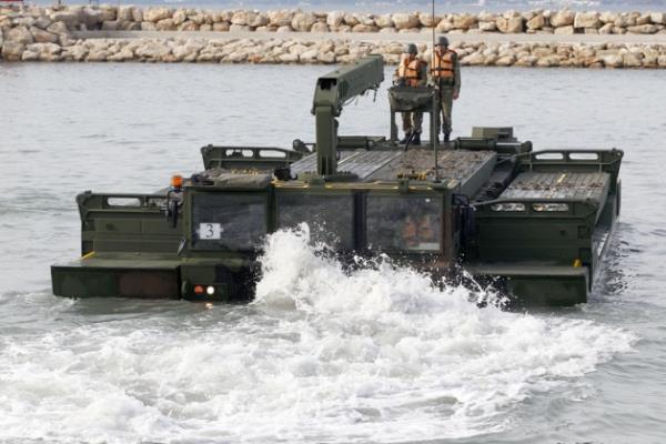 Src blmesi biyolojik, kimyasal, radyolojik ve nkleer koruma zelliine sahip seyyar yzc hcum kpr aracnn camlarnn da kurun geirmez nitelii bulunuyor. Gece gr kameralaryla zifiri karanlkta harekat imkan bulunan Samur, sahip olduu bu imkanlarla dnya ordularndaki benzerlerine fark atyor. Pek ok lkenin, ordusuna bu arac kazandrmak iin Trk yetkililerle grt renildi.