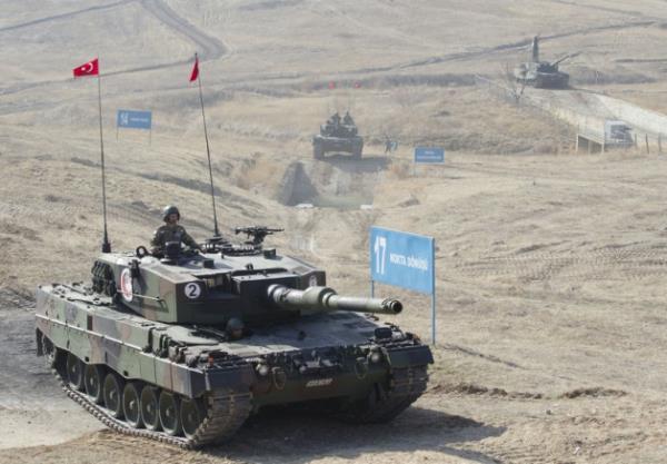 Tank komutan, nianc, src ve doldurucu olmak zere drt kiilik mrettebatn bulunduu Trk Silahl Kuvvetlerinin M 60 T, Leopar 1 T gibi modern tanklarndan olan Leopar 2 A4 tanklar, saatte 30 kilometre hzla ilerlerken veya dururken, hareketli ve duran hedeflere gece ya da gndz fark etmeksizin her trl arazi ve gr koullarnda 2 bin 500 metreye kadar nokta at yapabiliyor