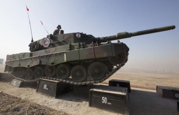 40-80 santimetre ykseklikteki betonlar zerinden geen tanklarn beton merdiven engeli zerindeki sergiledii hareketler ise siyah berelilerce "tank dans ettirmek" olarak adlandrlyor. Bu hareketi sadece zel eitim alan tanklar yapabiliyor.