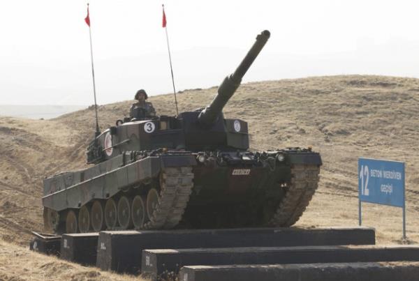 Dik yama engelinin, dik engel geiinin, su havuzunun, hendeklerin, beton merdivenlerin bulunduu parkurda, tanklar yrmekte dahi glk ekilen yerleri hzla geiyor