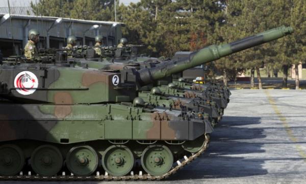 Ate, srat, baskn ve eviklii simgeleyen zel armalarn tanklarnda ve tulumlarnda tayan tanklar, blk komutannn "tank bin" komutunun ardndan Trk Silahl Kuvvetlerinin envanterindeki gelimi tanklaryla benzersiz bir gsterinin admn atyor. Trk zrhl birliklerinin en sekin tanklarndan oluan tank takm, saatte 50 kilometre hzla gsteri yapacaklar alana doru yola kyor.