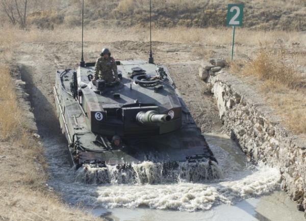 Gsterileri srasnda ilave tehizatsz yaklak 1,5 metre, ilave tehizatla 4 metre derinlikteki sulardan geen muharebe sahasnn etkin silahlar tanklar, yzde 60 meyilin olduu arazide ise hzlarn dahi kesmiyor.