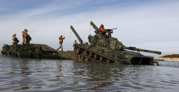 Aracn envantere kazandrlmasyla stihkamlar iin nehrin artk engel olma vasfnn ortadan kalktn kaydeden stemen Hanolu, "Bu tesisatn eitimi stihkam Okulu ve Eitim Merkez Komutanl bnyesinde verilmektedir" dedi.