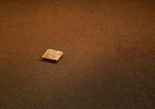 6- "Sizden birinin, bir lokmas dtnde onu alsn, temizleyip yesin, eytana brakmasn." [Mslim, Eribe, 136]