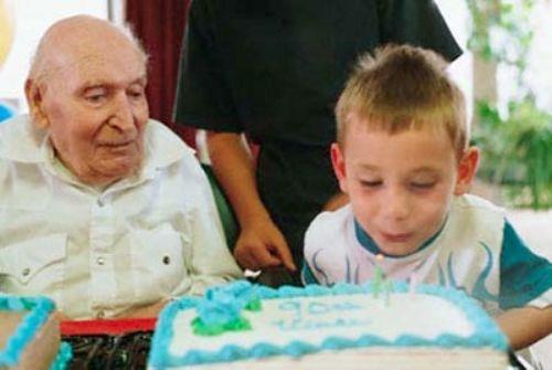 7- "Kmze merhamet etmeyen ve bymzn erefini tanmayan bizden deildir." [Ebu Davud, Kitabu'l-Edeb, 4943, Tirmizi, el-Birr, 1921]