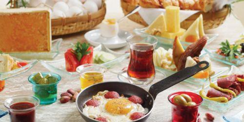 <p><b>7. Gne ierii bakmndan zengin bir kahvalt ile balayn</b></p>   Her zaman olduu gibi iyi bir kahvaltnn yine altn iziyoruz. Kahvalt gne balarken vcudumuzun harcayaca enerji ve zinde hissetmesi iin gerekli olan en nemli eylemdir.