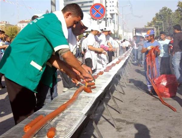 ABD'de 2010 y�l�nda d�zenlenen Geleneksel T�rk Festivali'nde Murat Aksu "D�nyan�n en uzun �i� kebab�"n� yaparak Guinness Rekorlar Kitab�'na girmeye hak kazand�.