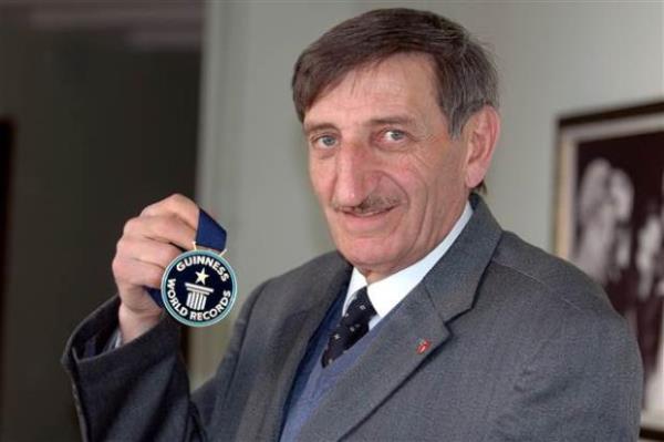 Mehmet �zy�rek, 8,8 santimlik uzunlu�unda ki burnu ile "D�nya Alt�n Burun �ampiyonu" olarak Guinnes Rekorlar Kitab�'na girdi. (Bayram SARAYO�LU - Anadolu Ajans�)