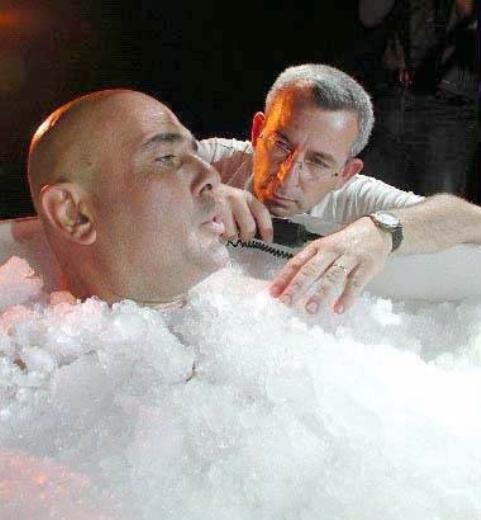 Milli maraton y�z�c�s� Mehmet Gedik, -9 derecede buz dolu bir kuvette 51 dakika kalarak Guinness Rekorlar Kitab�'na girmeye hak kazand�.