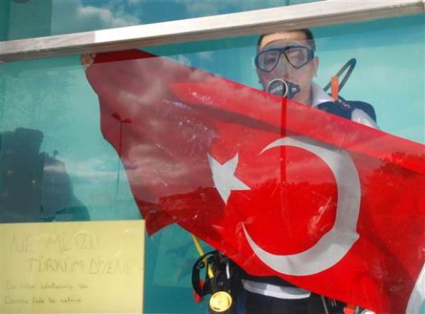 Cem Karabay, t�pl� dal�� ekipmanlar�yla 135 saat 2 dakika 19 saniyelik sualt�nda kalma rekorunu k�rarak Guinness Rekorlar Kitab�'na girdi.