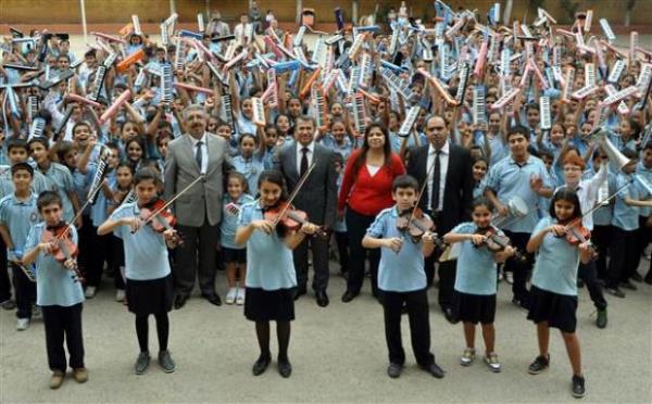 Nizip il�esinde ayn� anda melodika �alan 664 ��renci, Guinness Rekorlar Kitab�'na girerek "D�nyan�n en kalabal�k melodika korosu" olmaya hak kazand�lar.