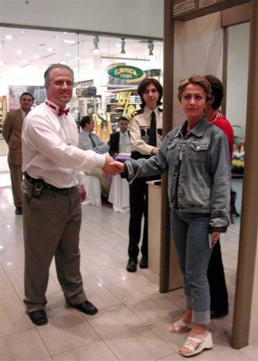 Bursa'da bulunan bir al��veri� merkezinin y�neticileri 12 saatte 12 bin 972 m��terinin elini s�k�p, onlara ''ho�geldiniz'' temennisinde bulunarak, Guinness Rekorlar Kitab�'na girmeye hak kazand�lar.