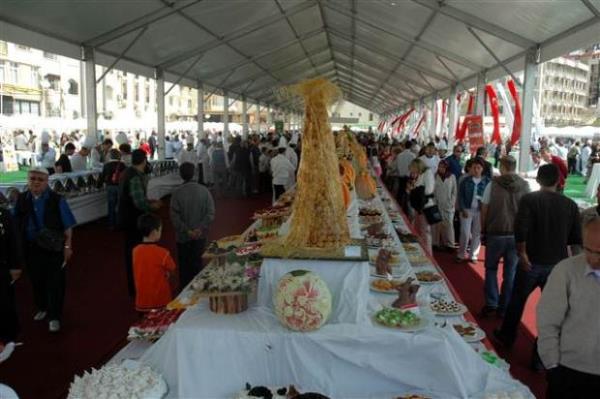 Ku�adas� Profesyonel A���lar Derne�i taraf�ndan d�zenlenen 5. A��k B�fe Yemek Festivali'nde haz�rlanan bin 28 �e�it yeme�in yer ald��� a��k b�fe, Guinness Rekorlar Kitab�'na girdi.