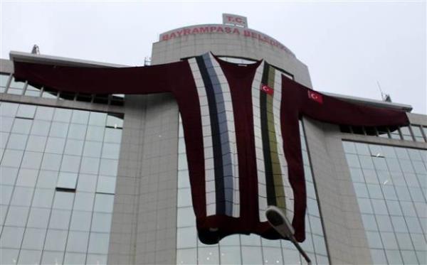 Bayrampa�a Belediyesi taraf�ndan hayata ge�irilen ve Guinness Rekorlar Kitab�'na giren 45 metre geni�li�inde, 18 metre enindeki kazak, 45 ki�i taraf�ndan 30 g�nde tamamland�