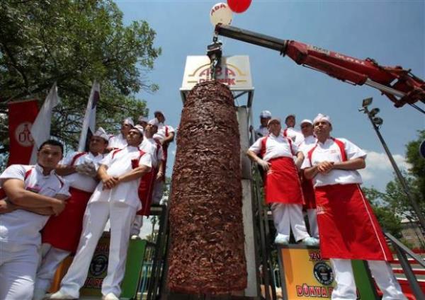 Ankara'da �zel olarak haz�rlanan ve 5 metre y�ksekli�indeki oca�a tak�lan bin 198 kilogram d�ner, Guinness Rekorlar Kitab�'na girdi.