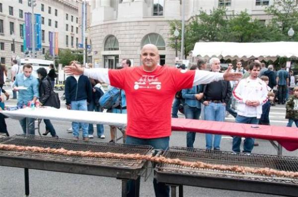 Kayseri'de bin 740 kilogram a��rl���nda tek par�a �retilen sucuk, ''D�nyan�n en b�y�k sucu�u'' olarak Guinness Rekorlar Kitab�'na girdi.