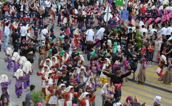 Ayd�n'da y�resel k�yafetli efeler, Forum Ayd�n Merkezi'nin �nc�l���nde ger�ekle�tirilen organizasyonla Guinness Rekorlar Kitab�'na girmeyi ba�ard�.