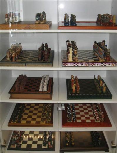 Ak�n G�kyay, 1975 y�l�ndan bu yana yakla��k 90 �lkeden toplad��� 412 satran� tak�m�yla, Guinness D�nya Rekorlar�'ndan sertifika ald�.