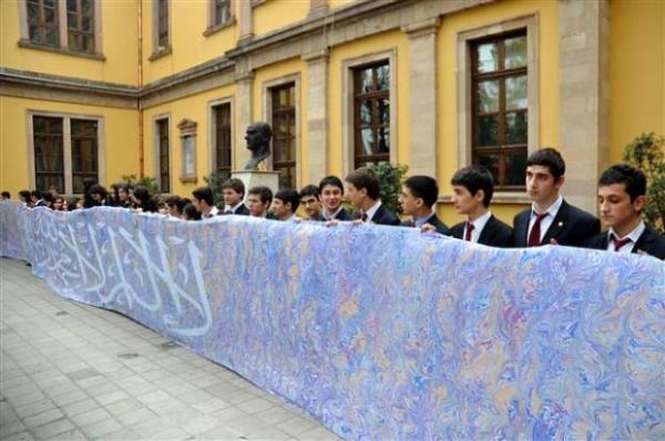 Trabzon'da bir resim ��retmeni ile 100 ��rencisi taraf�ndan yap�lan "D�nyan�n En B�y�k Ebrusu" rekoru Guinness Rekorlar Kitab�'na girdi